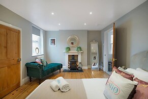 Huge House Pool Table Parking Garden sky tv Wifi