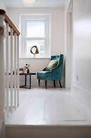 Huge House Pool Table Parking Garden sky tv Wifi