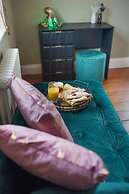 Huge House Pool Table Parking Garden sky tv Wifi