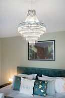 Huge House Pool Table Parking Garden sky tv Wifi