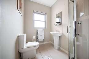 Huge House Pool Table Parking Garden sky tv Wifi