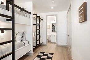 Lagoon Vibes 4 Bedroom Townhouse