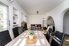 Blossom Holiday Villa DPS18