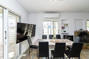 Blossom Holiday Villa DPS18