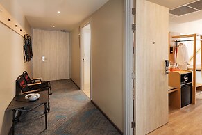 Lumen Bangkok Udomsuk Station