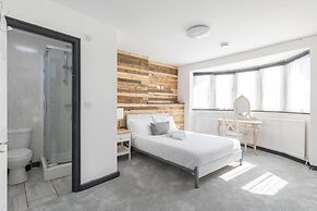 c Bright and Spacious House