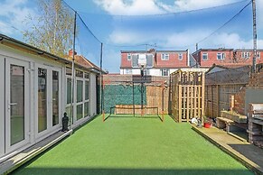 c Bright and Spacious House