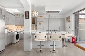 c Bright and Spacious House