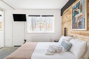 c Bright and Spacious House