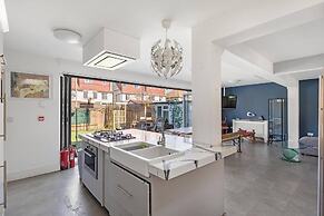 c Bright and Spacious House