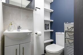 c Bright and Spacious House