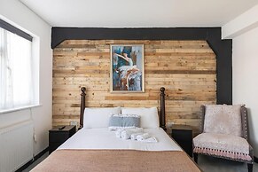 c Bright and Spacious House