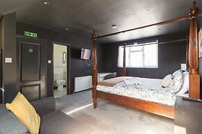 c Bright and Spacious House