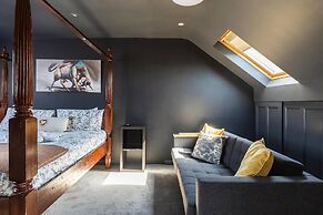 c Bright and Spacious House