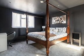 c Bright and Spacious House