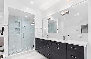 Monmouth Beach 4BR Villa on the Water