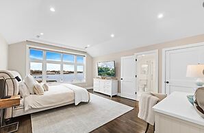 Monmouth Beach 4BR Villa on the Water