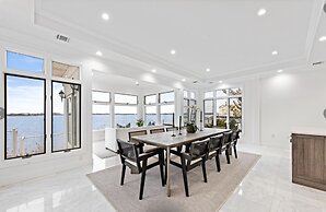 Monmouth Beach 4BR Villa on the Water