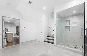 Monmouth Beach 4BR Villa on the Water