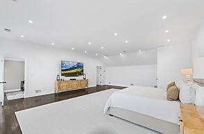 Monmouth Beach 4BR Villa on the Water