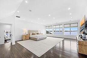 Monmouth Beach 4BR Villa on the Water