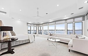 Monmouth Beach 4BR Villa on the Water