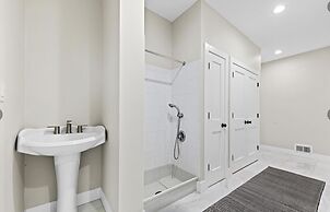 Monmouth Beach 4BR Villa on the Water