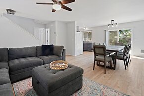 Redmond Rest 4 Bedroom Home by RedAwning