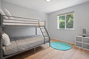 Redmond Rest 4 Bedroom Home by RedAwning