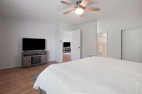 Redmond Rest 4 Bedroom Home by RedAwning