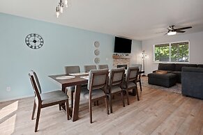 Redmond Rest 4 Bedroom Home by RedAwning