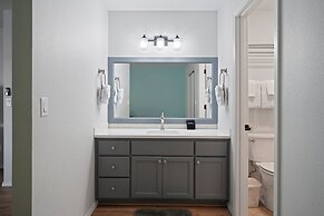 Redmond Rest 4 Bedroom Home by RedAwning