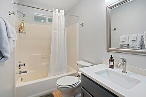 Redmond Rest 4 Bedroom Home by RedAwning