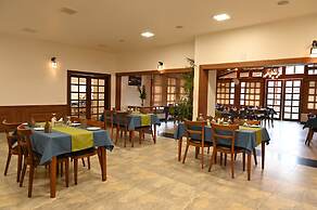 Foxoso Misty Oaks Resort