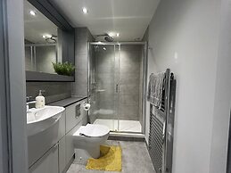 Captivating 2-bed Skyview Apartment in Leeds