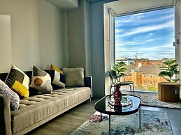 Captivating 2-bed Skyview Apartment in Leeds