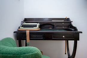 Billie Holiday apartment with balcony