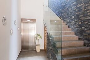 Akuti by Sandy Powerful