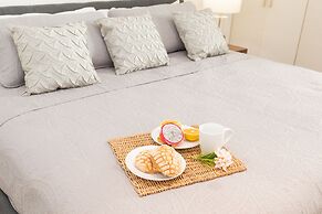 Akuti by Sandy Powerful