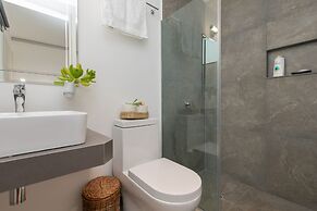 Akuti by Sandy Powerful