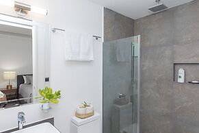 Akuti by Sandy Powerful