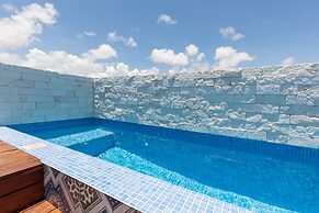 Akuti by Sandy Powerful