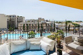 Beach House Style Condo & Pool