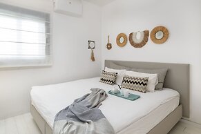 Beach House Style Condo & Pool