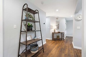Brookside Getaway - Spacious Sunroom