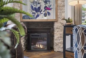 Brookside Getaway - Spacious Sunroom