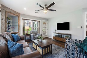 Brookside Getaway - Spacious Sunroom