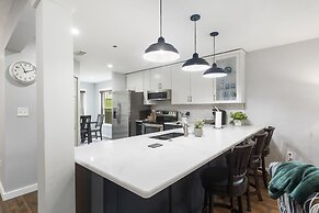 Brookside Getaway - Spacious Sunroom