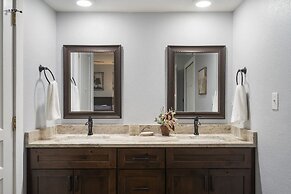 Brookside Getaway - Spacious Sunroom