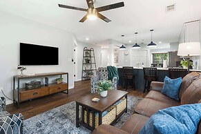 Brookside Getaway - Spacious Sunroom